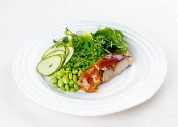 Черная треска, глазированная мисо с птитимом и зеленым салатом