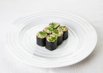 Roll with quinoa and guacamole sauce 