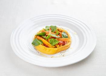 Хумус из батата, моркови и пряных томатов 