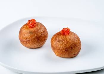 Danish doughnut with crab and red caviar (1 pc)
