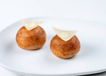 Danish doughnut with stewed duck and parmesan (1 pc)
