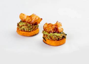 Sweet potato and glazed shrimp canapes with guacamole and sesame crumble (1 pc)