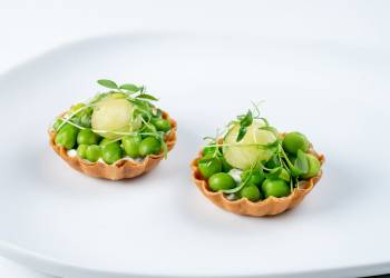 Tartlet with green peas and pickled apple (1 pc.)