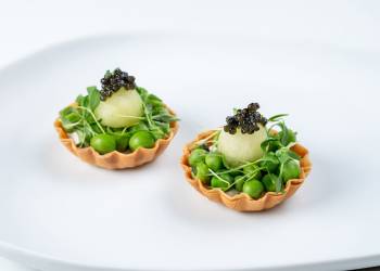 Tartalette with green peas, pickled apple and black caviar (1 pc)