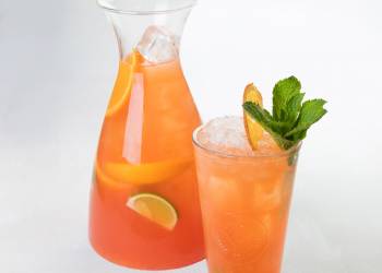 Strawberry lemonade with grapefruit and jasmine