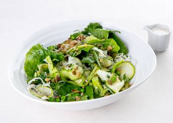 Зеленый салат с миксом из семян и заправкой из кешью