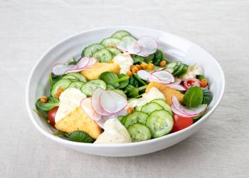 Salad with tofu cheese and artichokes