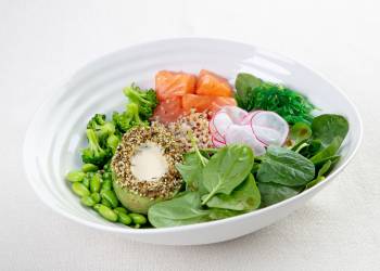 Salmon poke with quinoa and broccoli