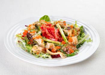 Салат с морепродуктами, спаржей и имбирным соусом