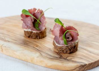 Canape with roast beef and 'Caesar' sauce (1 pc)