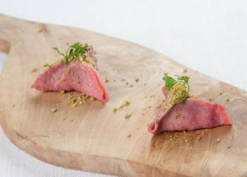 Roast beef with truffle paste and pistachios (1 pc)