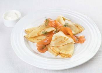 Traditional Russian pancakes with salmon (3 pcs.)