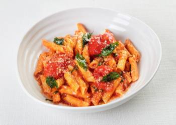 Penne in tomato sauce with Basil