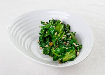 Spinach with pine nuts and raisin