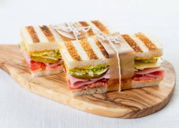 Sandwich with ham and cheese