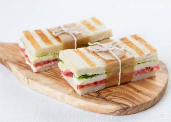 Sandwich with mozzarella cheese 