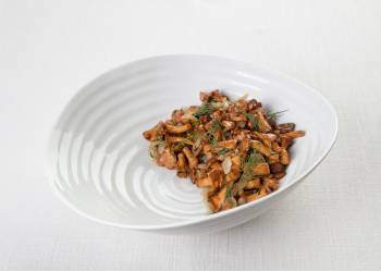 Fried chanterelles with onion