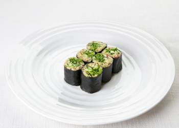 Roll with quinoa and guacamole sauce 