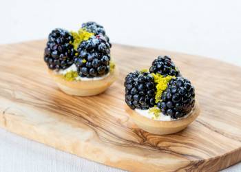 Mini tartlet with blackberries (1 pc)