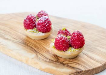 Mini tartlet with raspberries (1 pc)