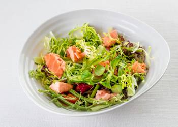 Green salad with salmon and lime dressing