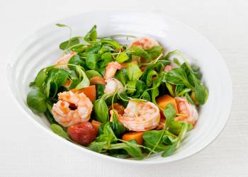 Green salad with crab, shrimps and papaya