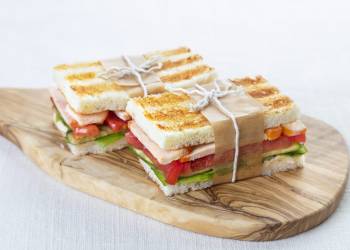 Sandwich with smoked chicken 