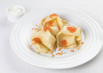 Traditional Russian pancakes with salmon caviar (3 pcs.)
