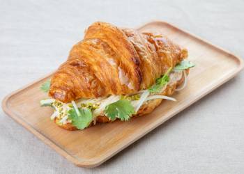 Croissant with tuna and apple