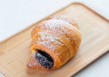 Croissant with chocolate (1 pc.)