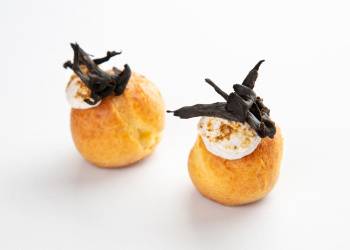 Profiteroles with cheese cream and black chanterelles (1 pc)
