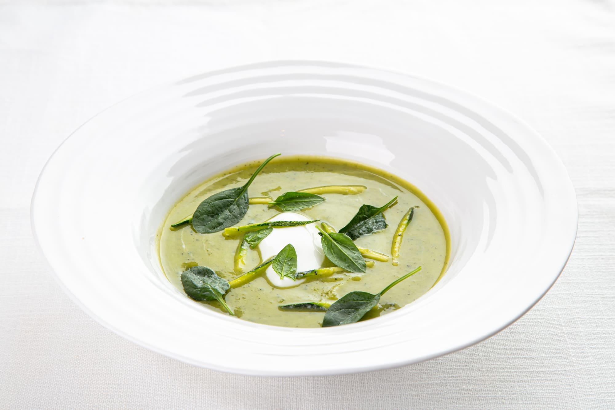 Зеленый суп из цукини с карри и йогуртом