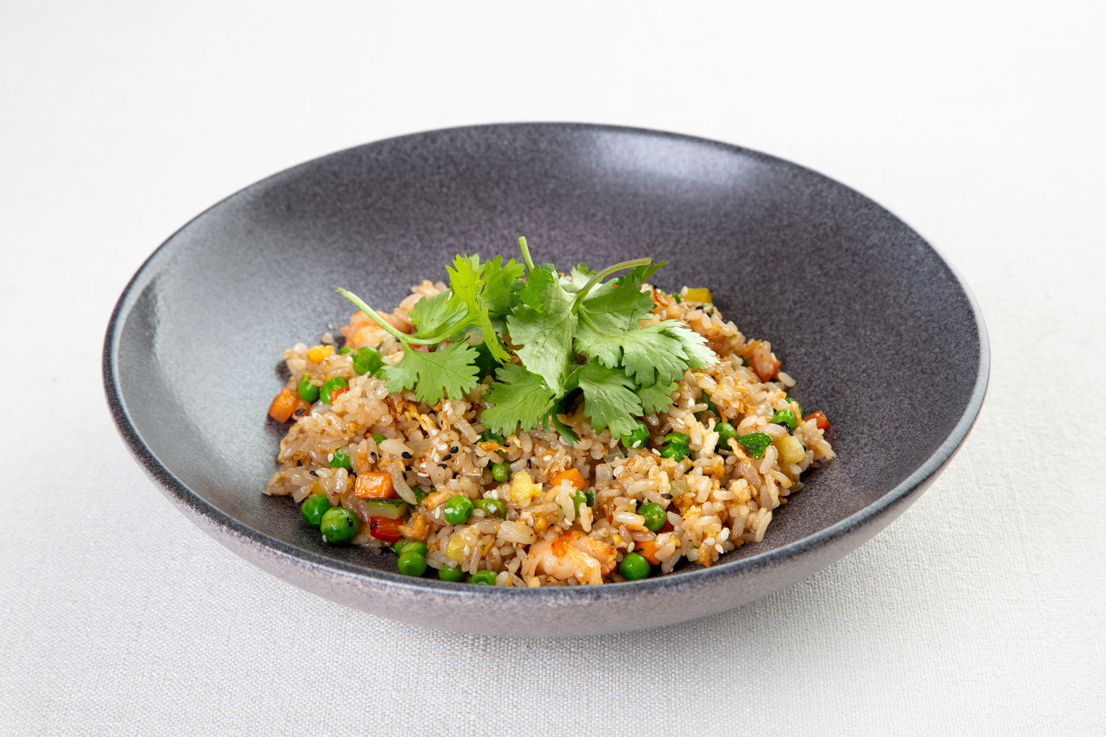 Рис, жаренный по-японски с креветками и овощами 